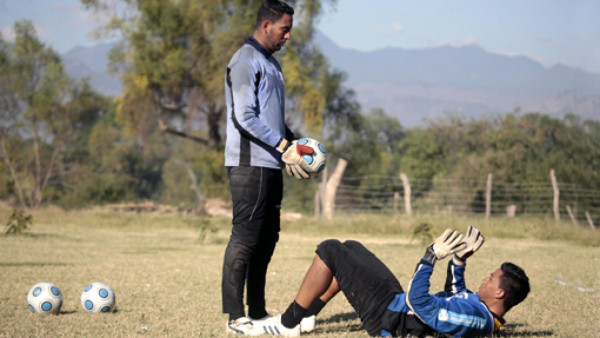 Elmer Canales busca en internet cómo entrenar