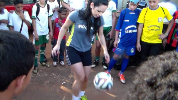 Raquel Benetti, la sensual brasileña que se luce en freestyle