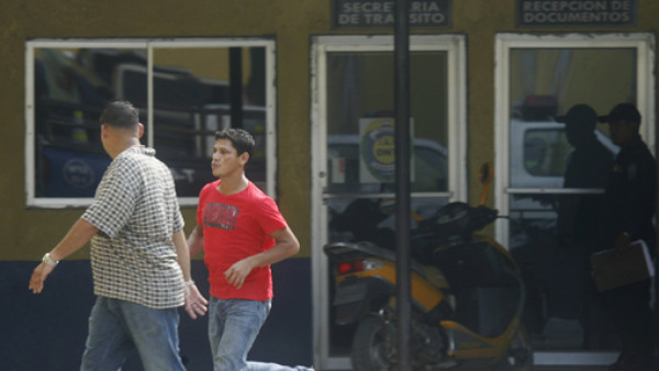 Arrestan a dos jugadores del Victoria