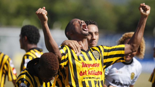 El Real España agranda su invicto