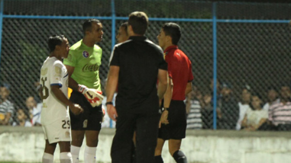 Donis Escober cometió otro error infantil