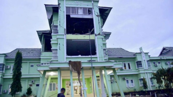 Devastadoras imágenes: Indonesia sufre un duro terremoto que dejó más de 30 personas muertas