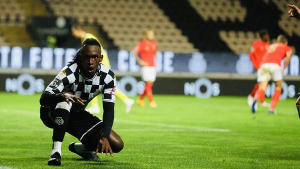 ¡Euforia y júbilo! El festejo del Boavista al vencer a Benfica con Alberth Elis como el mejor del partido