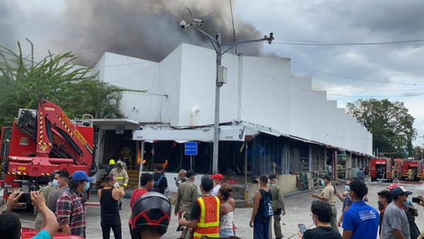 Primeras imágenes del brutal incendio en el mercado Guamilito de San Pedro Sula