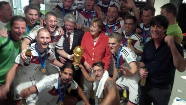 La selección alemana celebró con Angela Merkel en el camerino