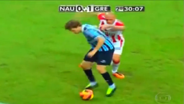 VIDEO: Jugador se las desquita tras recibir tres 'cocinas”