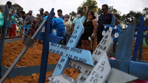 Alarmante: Cementerio colapsa en Manaos y cuerpos son enterados en fosas comunes