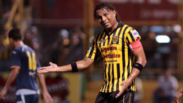 El increíble gol que falló Carlos Pavón