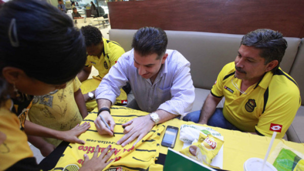 Real España comparte con su afición en un mall sampedrano