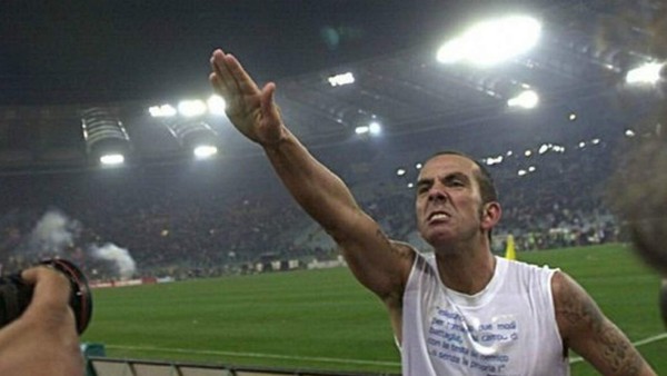 La de Piqué y Deeney, las últimas celebraciones más polémicas en el fútbol