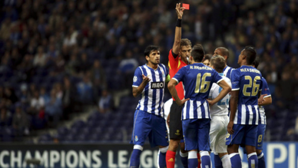 VIDEO: Mexicano Héctor Herrera recibe la expulsión más rápida de Champions