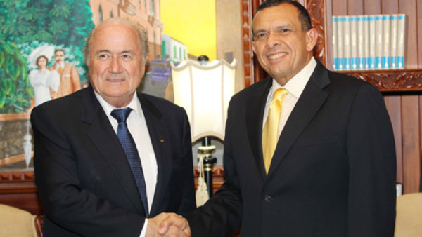 Blatter llegó blindado a Honduras