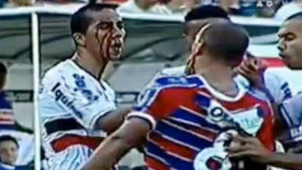 VIDEO: Lo mancha de sangre tras recibir un codazo