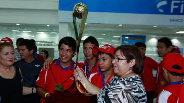 Honduras regresó con la Copa de Campeón