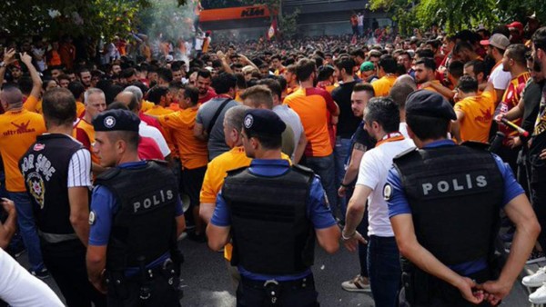 Así se recibe a un crack: Espectacular acogida a Falcao, nuevo jugador del Galatasaray