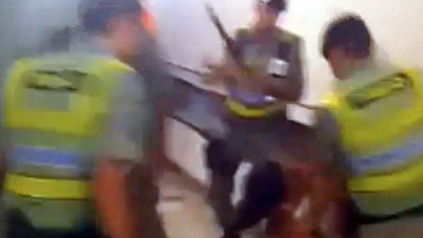 VIDEO: En Brasil, policías dan brutal paliza a aficionado