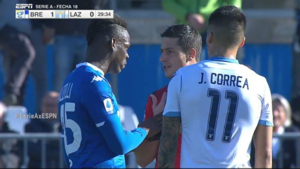 ¡Vergüenza! Mario Balotelli vuelve a recibir insultos racistas en Italia y detuvo el partido