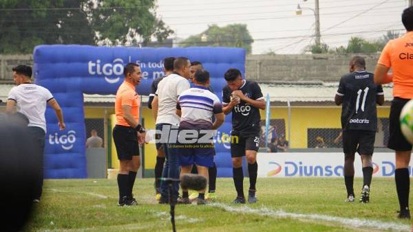 Jhon Jairo López estuvo apoyando a sus jugadores en todo el partido. Foto Mauricio Ayala.