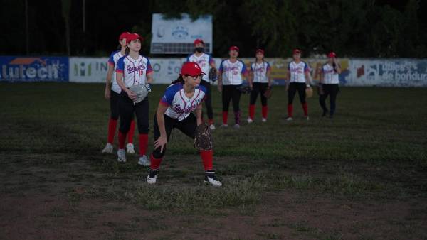 Jugadoras de Rangers, muy atentas a las instrucciones de su entrenador. Foto: Mauricio Ayala.