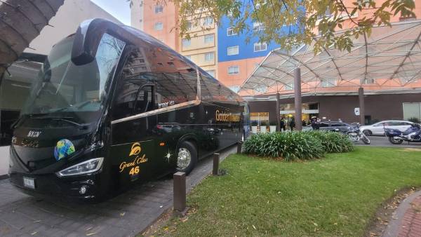 El autobús que transportará a la Selección de Honduras ya está en el hotel. A las 6:30 pm salen rumbo al estadio Nemesio Diez.