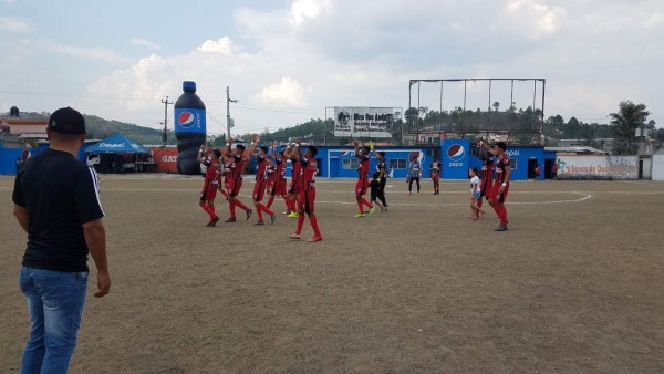El pésimo estado en el que se encuentra la cancha del estadio Sergio Reyes de Santa Rosa de Copán