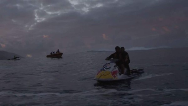 Jamie O'Brien, el surfista que conquista las olas envuelto en llamas