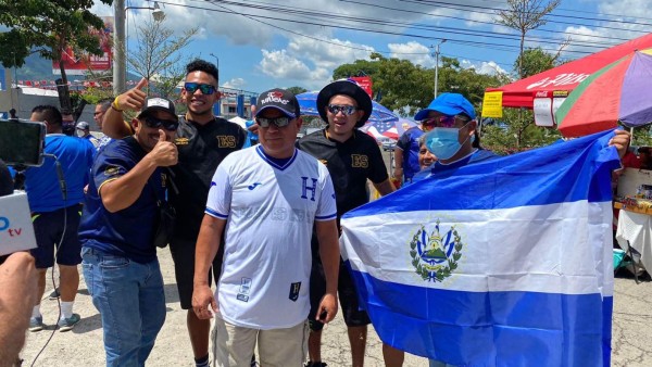 ¡Ambientazo! Hondureños se hacen sentir en el Cuscatlán y hasta Francisco Morazán llegó con su traje de general