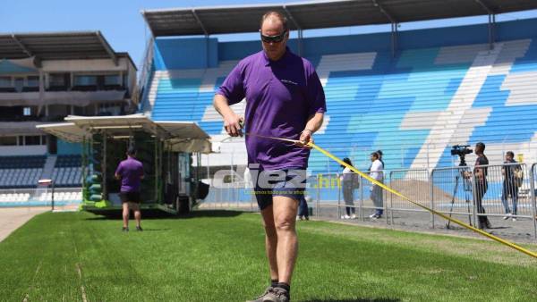 La instalación de la nueva gramilla del Estadio Nacional comenzó ayer jueves con los trabajos de la máquina traída de Países Bajos en conjunto con la empresa TMS de Costa Rica. FOTO: Marvin Salgado.