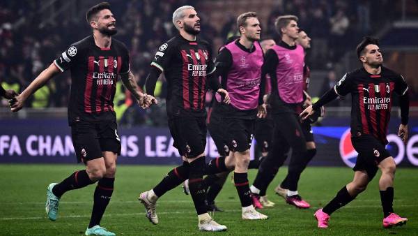 Los jugadores del Milan celebrando el triunfo ante el Napoli.