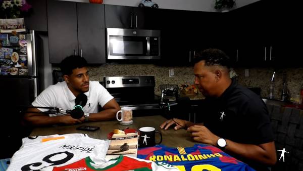 Carlos Pavón junto a su hijo en su canal de YouTube contando cómo fue la fiesta de David Bekcham de la cuál quedó impactado.