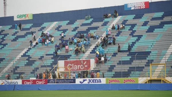 Los aficionados ingresan a los localidades del estadio Morazán.