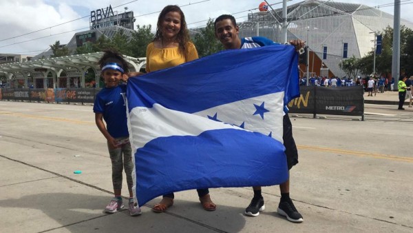Copa Oro: Hondureños y salvadoreños engalanan el BBVA Compass de Houston