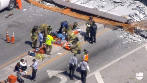 EN FOTOS: Puente peatonal en Miami se desploma días después de ser inaugurado