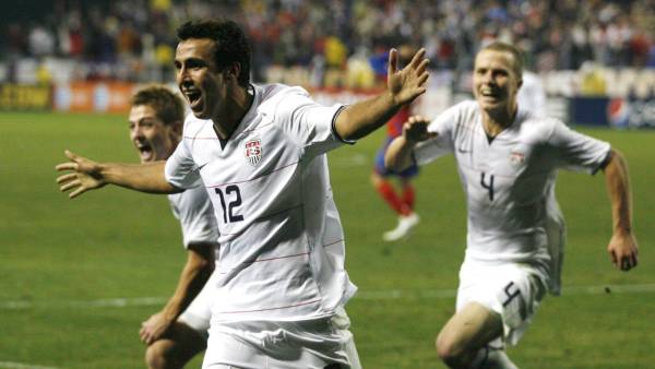 Jonathan Bornstein celebrando el gol que le marcó a Costa Rica.