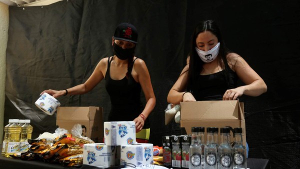 La hija del 'Chapo' Guzmán regala víveres y mascarillas con la imagen de su padre