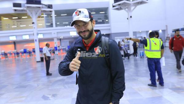 Benjamin Mora, entrenador del Atlas arribando al aeropuerto Ramón Villeda Morales de San Pedro Sula. Foto: Mauricio Ayala y Neptali Romero