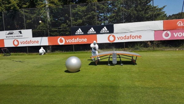 Besiktas busca frenar el contagio del coronavirus con moderna cabina de desinfección