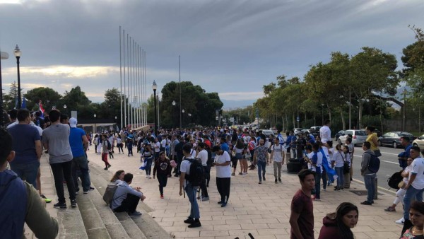 Hondureños en Barcelona: De la ilusión a la frustración por ver a la selección de Honduras