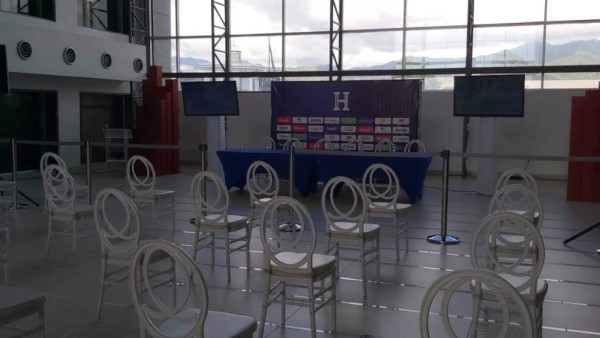 Bajo una copiosa lluvia: así fue la llegada de 'Bolillo' Gómez camino a su presentación como DT de Honduras