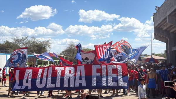 La Ultra Fiel llega al Roberto Suazo Córdova para alentar al equipo de sus amores.
