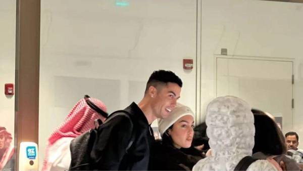 Con una sonrisa muy brillante, Cristiano Ronaldo llegó a Riad junto a su esposa, Georgina.