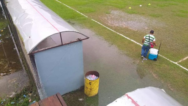 Liga de Ascenso: Uniforme del Barcelona, cancha inundada y Maco Mejía dando instrucciones