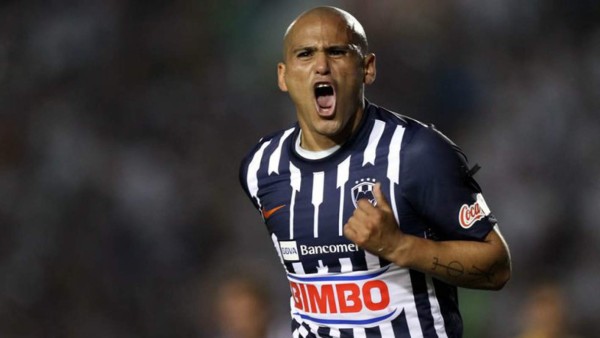 ¡De su bolsillo! 'Chupete' Suazo construyó un estadio para la comunidad de San Antonio