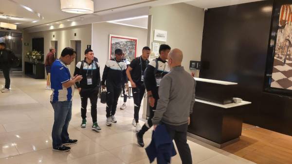 Momento de la salida de la Selección de Honduras con destino al estadio Nemesio Diez.