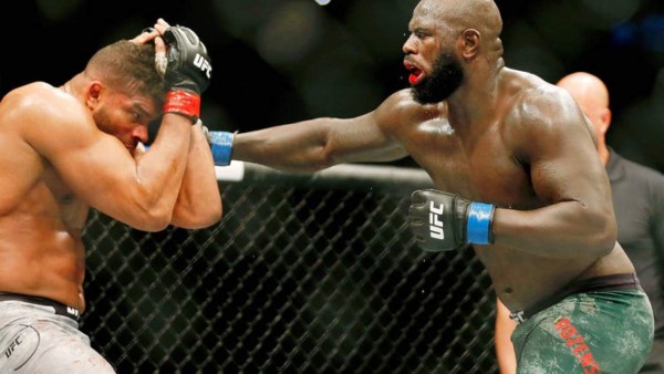 ¡Terribles fotos! De un brutal golpe le rompen los labios a un peleador en la UFC