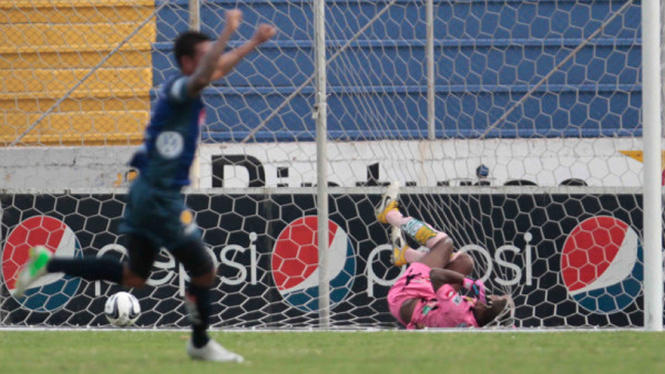 VIDEO: El errorazo de 'Buba” López en el gol de Rubilio Castillo