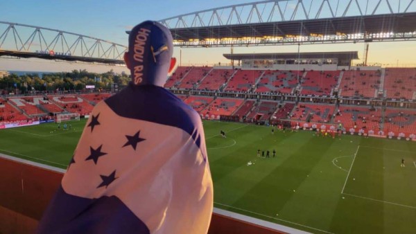 Un esposo canadiense y varias familias catrachas arribaron a Toronto para apoyar a Honduras