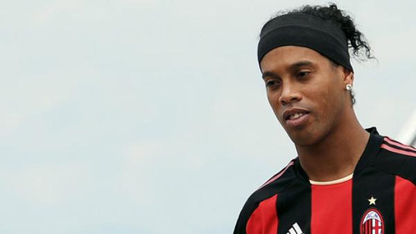 Ronaldinho se retiraría con el Milán