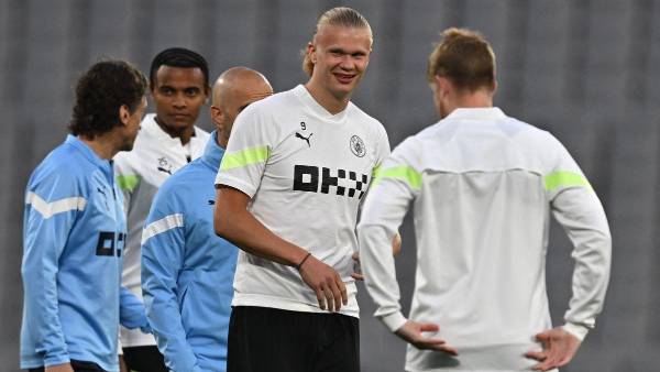 Erling Haaland y Kevin De Bruyne compartieron un rato en la cancha de Estambul. Foto: AFP.