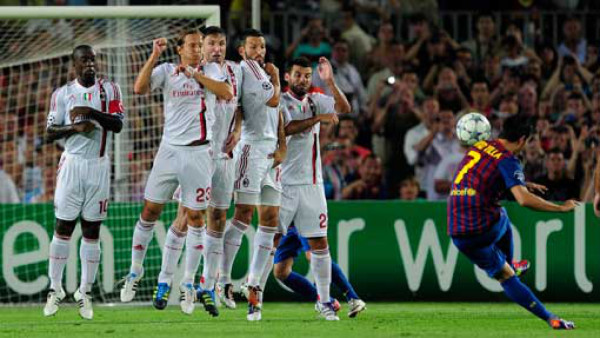 Milan arañó un empate de último minuto en casa del campeón .